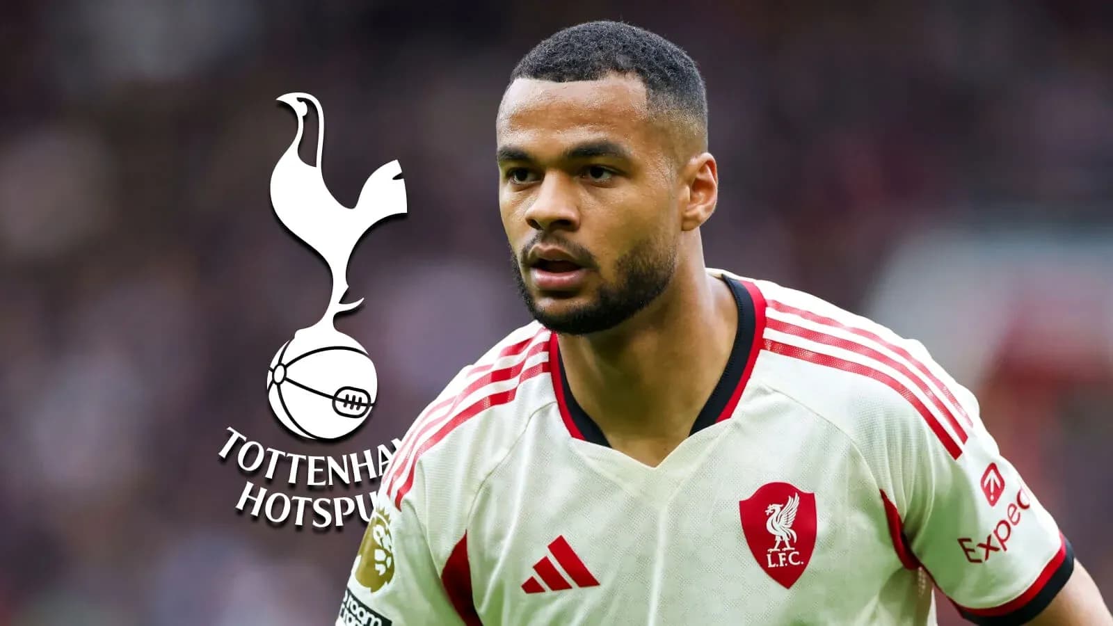Jugador de Liverpool en partido con logo de Tottenham Jugador de Liverpool en partido con logo de Tottenham