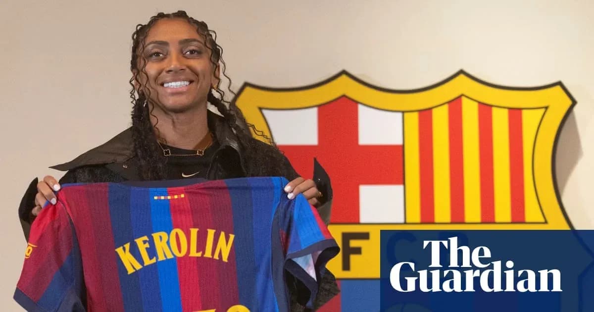 Jugadora sosteniendo camiseta de FC Barcelona en presentación Jugadora sosteniendo camiseta de FC Barcelona en presentación