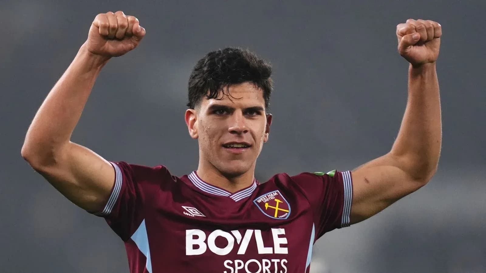 Jugador de West Ham United levantando los brazos Jugador de West Ham United levantando los brazos