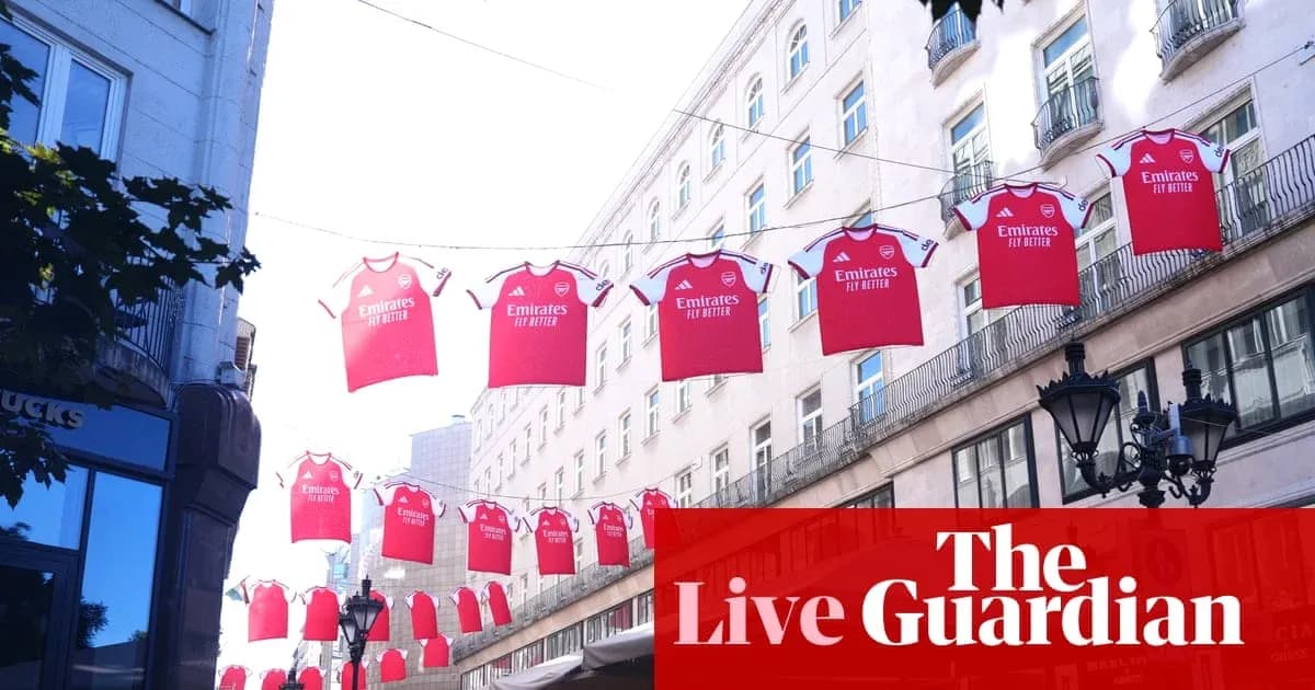 Camisetas del Arsenal colgadas en una calle Camisetas del Arsenal colgadas en una calle