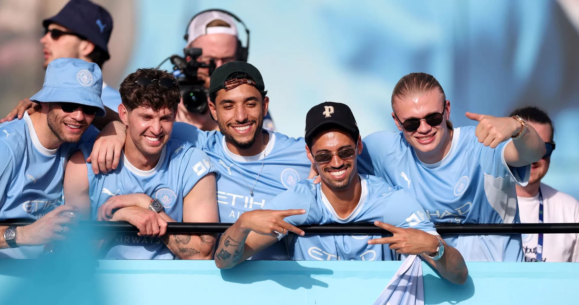 Cinco aficionados de Manchester City celebrando juntos Cinco aficionados de Manchester City celebrando juntos
