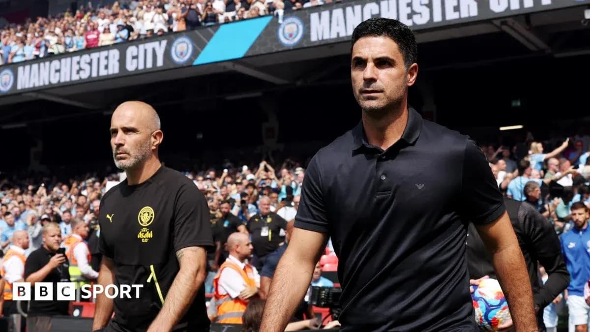 Entrenadores caminando hacia el campo en Manchester City Entrenadores caminando hacia el campo en Manchester City
