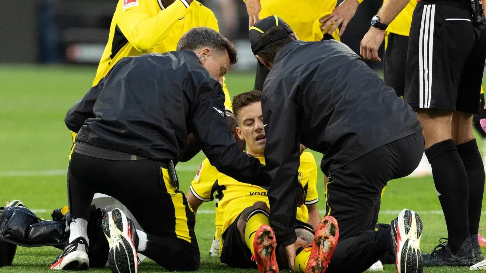 Jugador de Borussia Dortmund siendo atendido por médicos Jugador de Borussia Dortmund siendo atendido por médicos