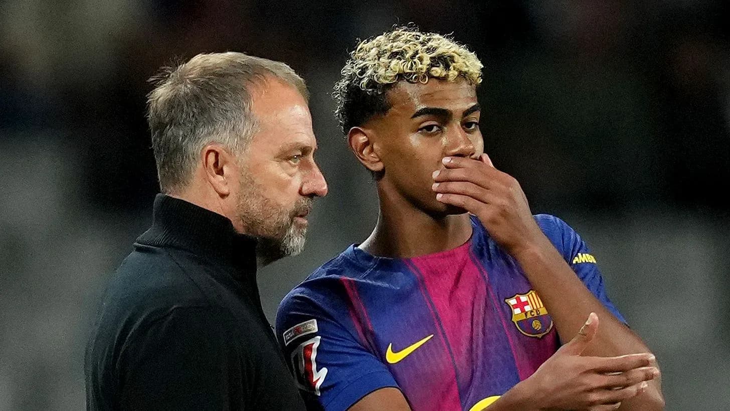 Entrenador conversando con jugador de Barcelona en partido Entrenador conversando con jugador de Barcelona en partido