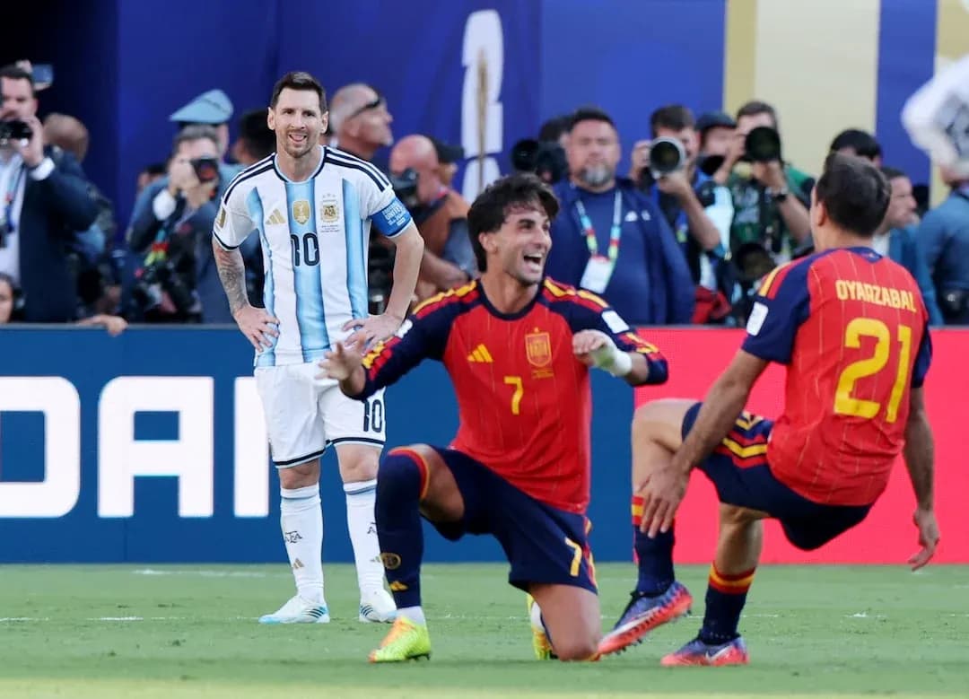 Lionel Messi sonriendo durante un partido contra España Lionel Messi sonriendo durante un partido contra España
