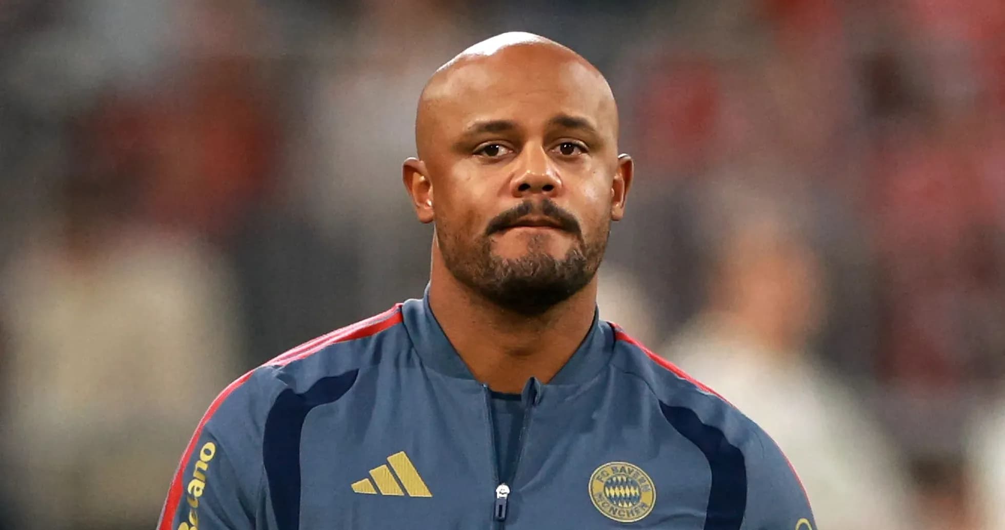 Jugador de Bayern Múnich en la zona técnica Jugador de Bayern Múnich en la zona técnica
