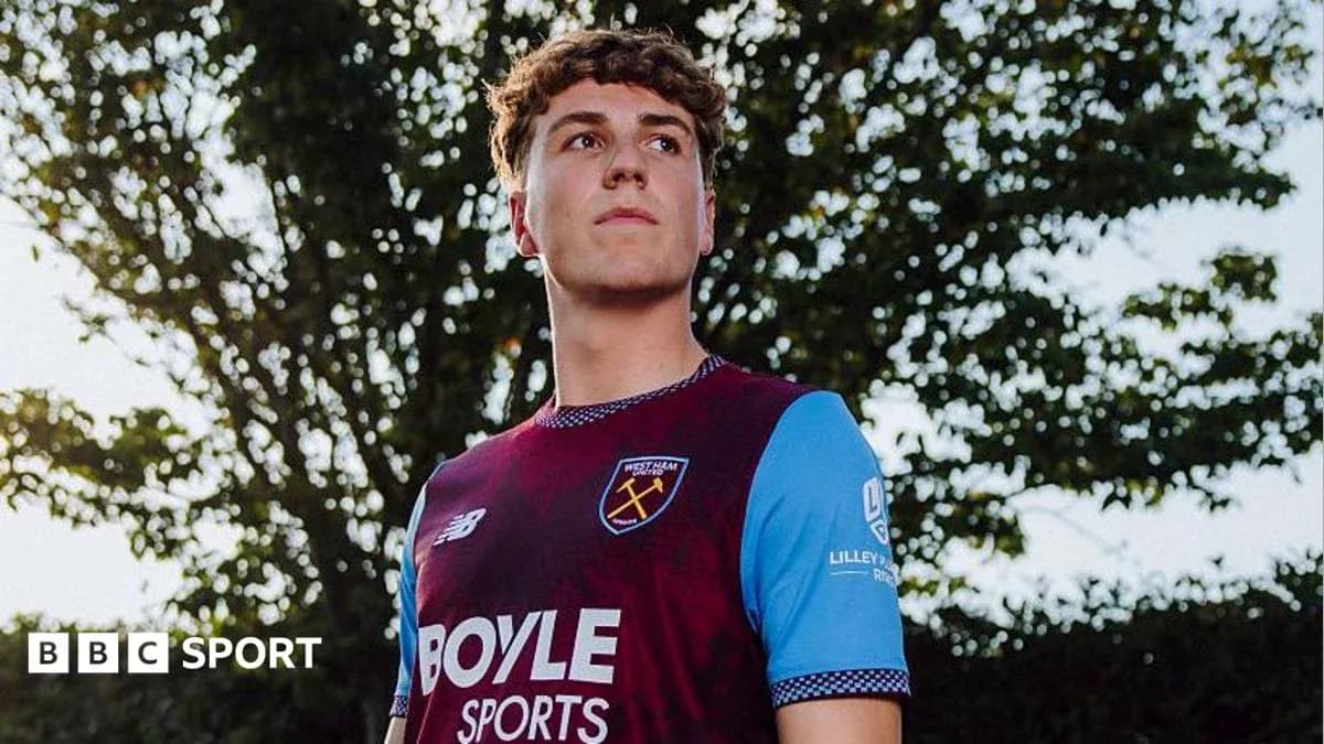 Jugador de West Ham posando con camiseta del equipo Jugador de West Ham posando con camiseta del equipo