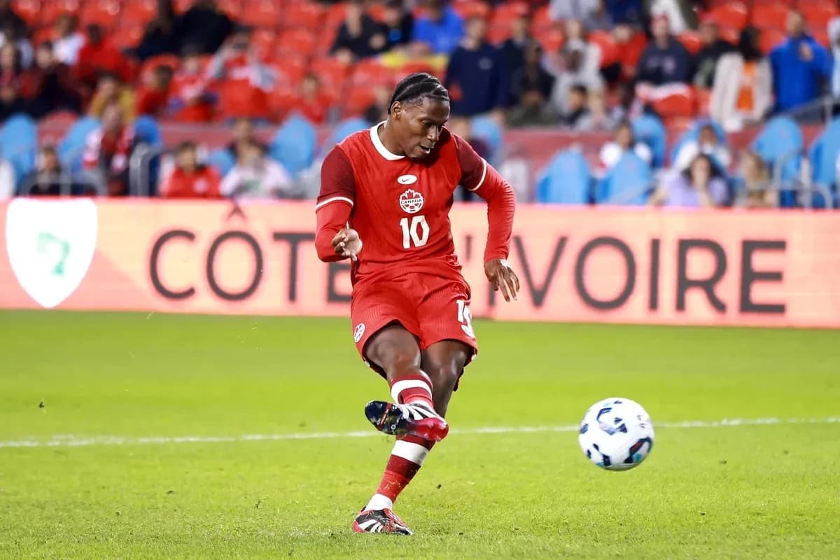 Jugador de Canadá pateando un balón durante el partido Jugador de Canadá pateando un balón durante el partido