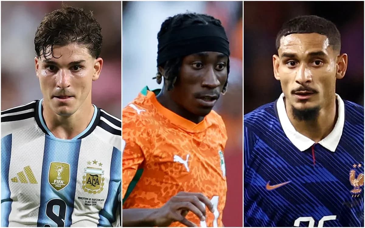 Tres jugadores en uniforme de fútbol durante un partido Tres jugadores en uniforme de fútbol durante un partido