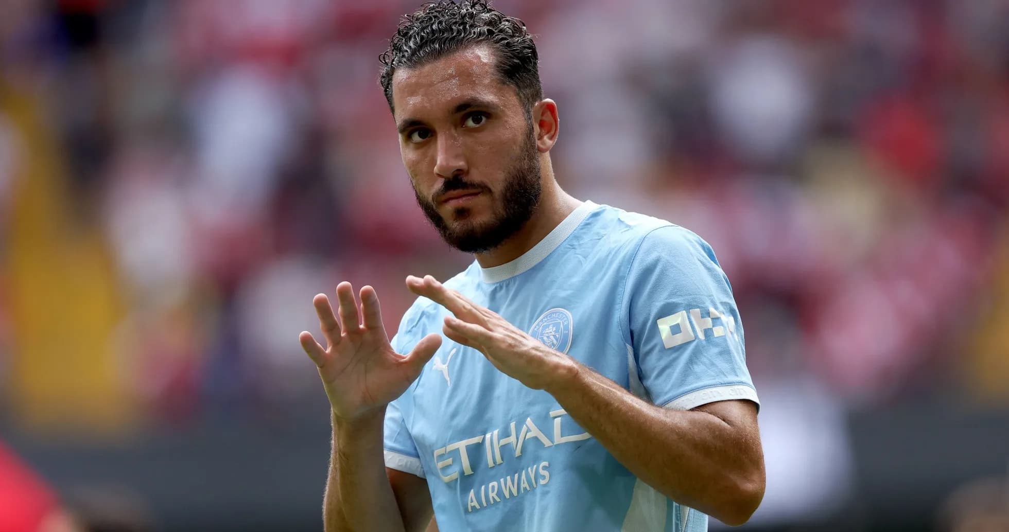 Jugador saludando con camiseta del Manchester City Jugador saludando con camiseta del Manchester City