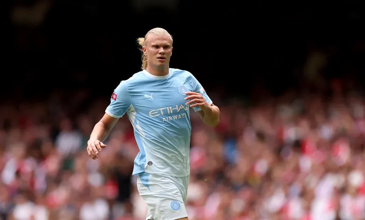 Jugador de Manchester City corriendo en el campo Jugador de Manchester City corriendo en el campo