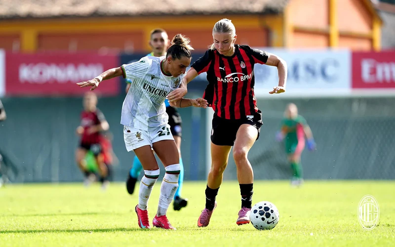 Jugadora de Ternana W disputando el balón Jugadora de Ternana W disputando el balón