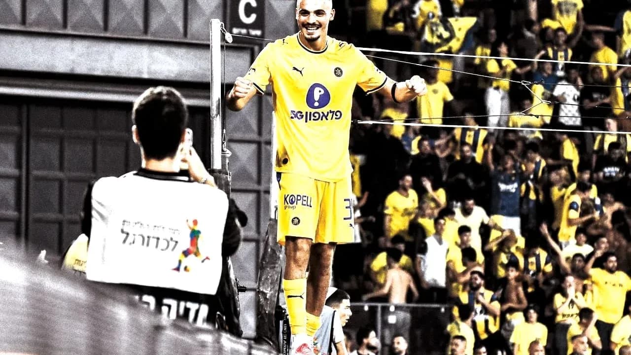 Jugador de Maccabi Tel Aviv celebrando con afición Jugador de Maccabi Tel Aviv celebrando con afición