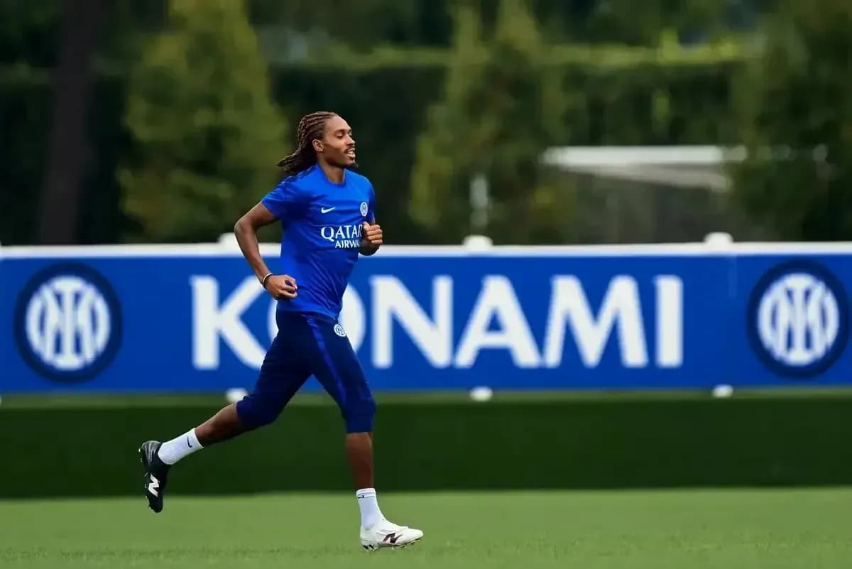 Jugador corriendo en la sesión de entrenamiento Jugador corriendo en la sesión de entrenamiento