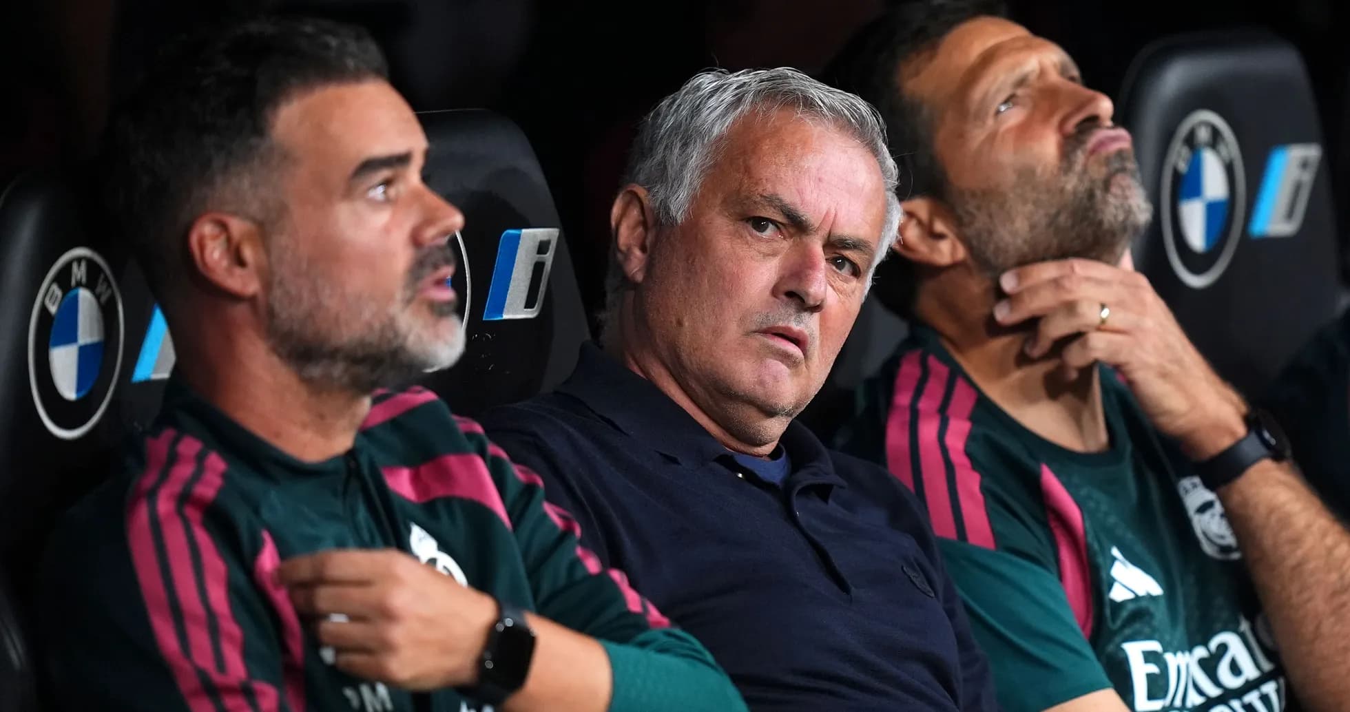 Entrenador y asistentes en el banquillo durante partido Entrenador y asistentes en el banquillo durante partido