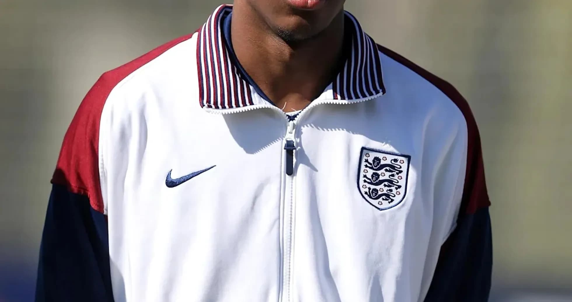 Jugador de fútbol en uniforme de Inglaterra en entrenamiento Jugador de fútbol en uniforme de Inglaterra en entrenamiento