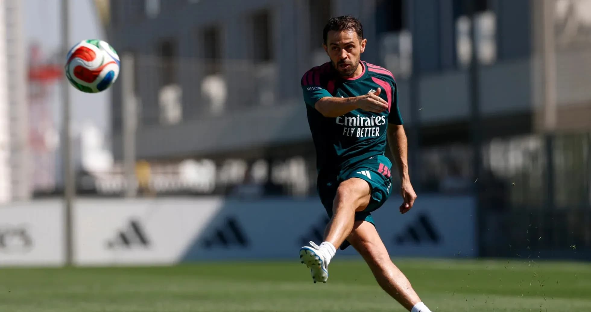 Jugador chutando el balón durante el entrenamiento Jugador chutando el balón durante el entrenamiento