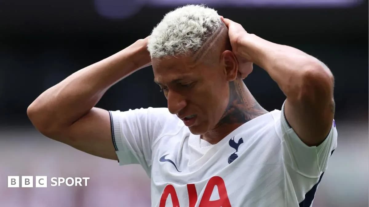 Jugador de Tottenham con las manos en la cabeza Jugador de Tottenham con las manos en la cabeza