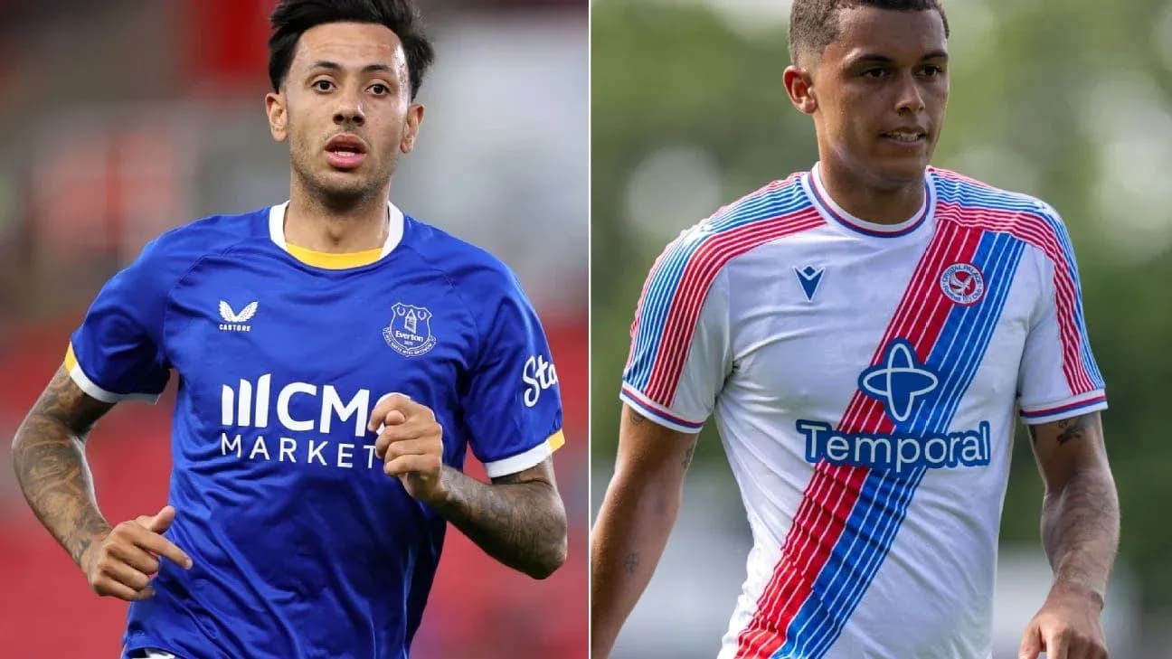 Jugadores de Everton y Crystal Palace en acción Jugadores de Everton y Crystal Palace en acción