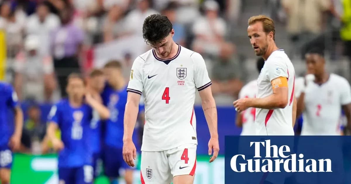 Jugadores de Inglaterra caminando tras la derrota en el partido Jugadores de Inglaterra caminando tras la derrota en el partido