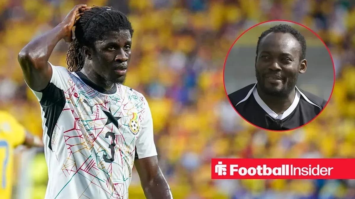 Jugador de Ghana con camiseta blanca en el campo Jugador de Ghana con camiseta blanca en el campo