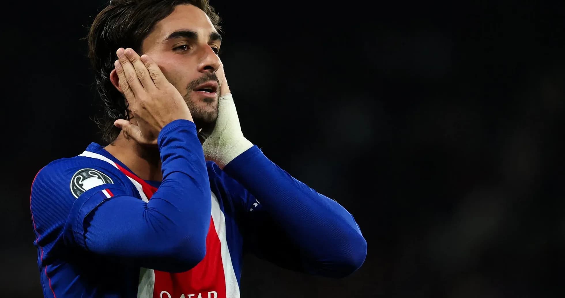 Jugador con camiseta de Francia tocándose la cabeza Jugador con camiseta de Francia tocándose la cabeza