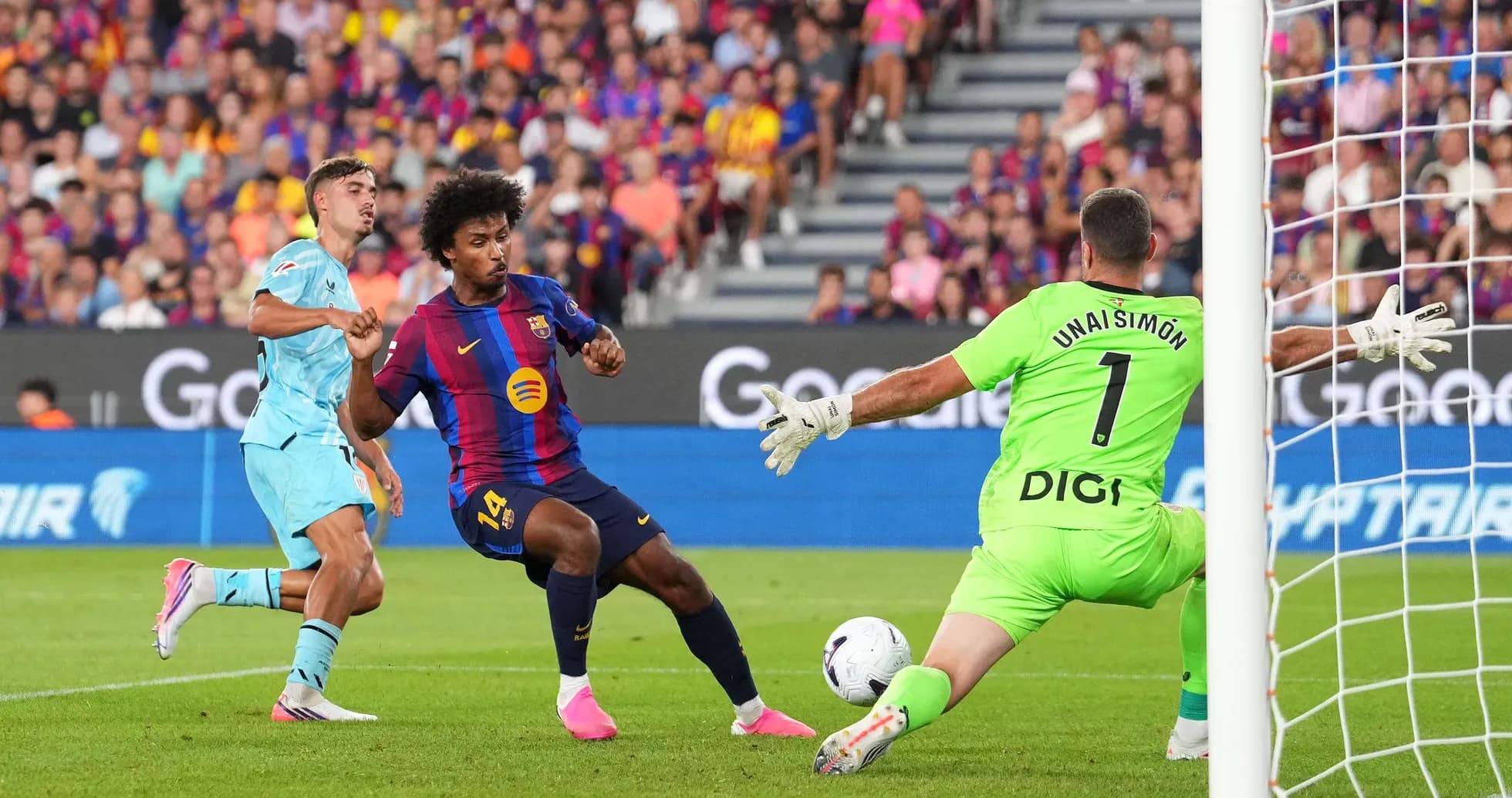 Jugador del Barcelona disparando a puerta Jugador del Barcelona disparando a puerta