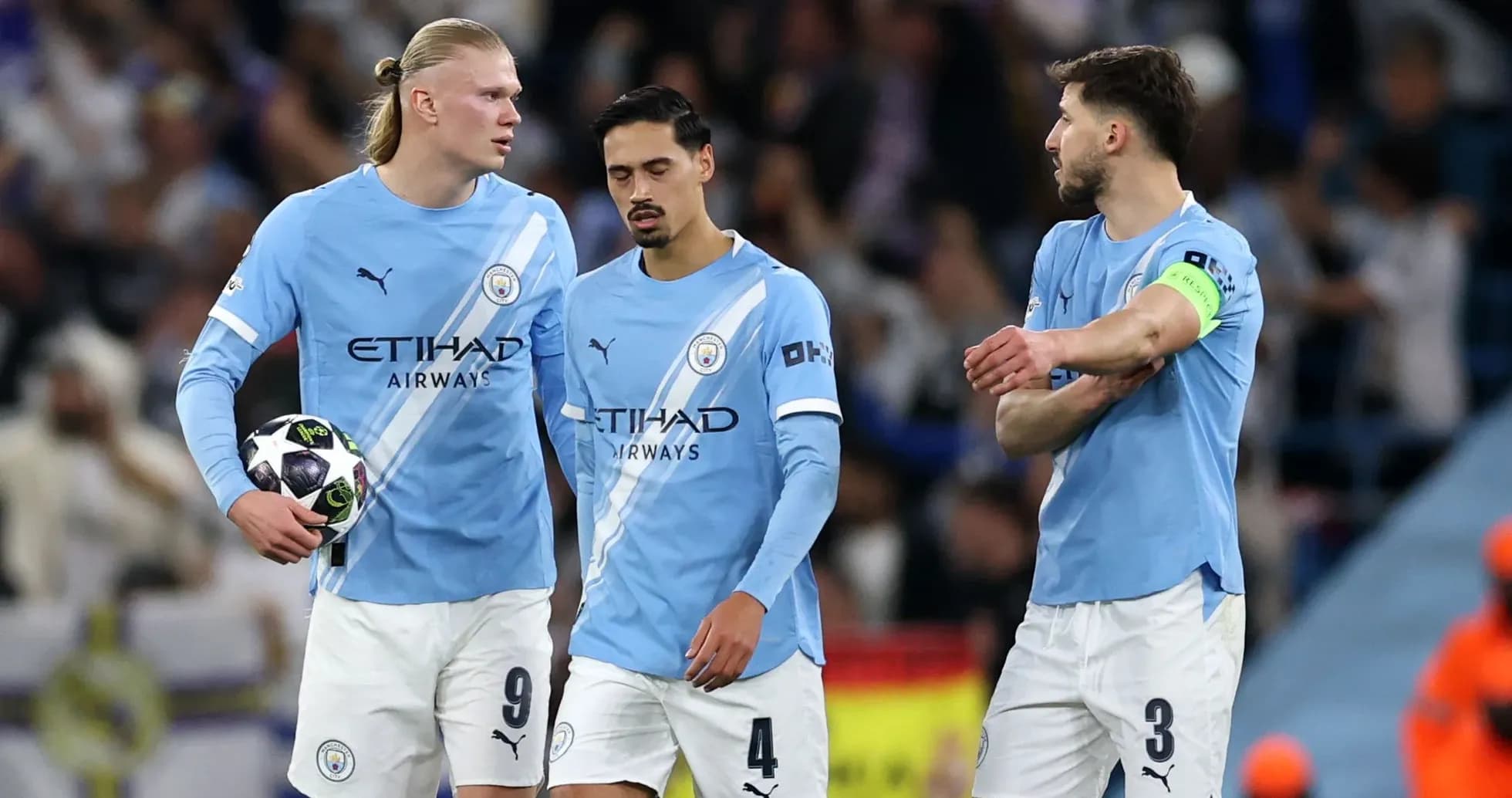 Jugadores de Manchester City en el campo después de jugada Jugadores de Manchester City en el campo después de jugada