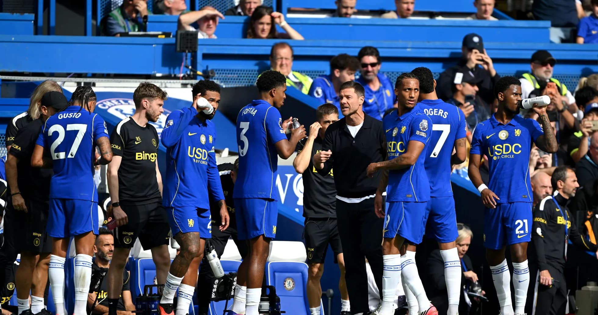 Jugadores de Chelsea en la banca durante partido Jugadores de Chelsea en la banca durante partido