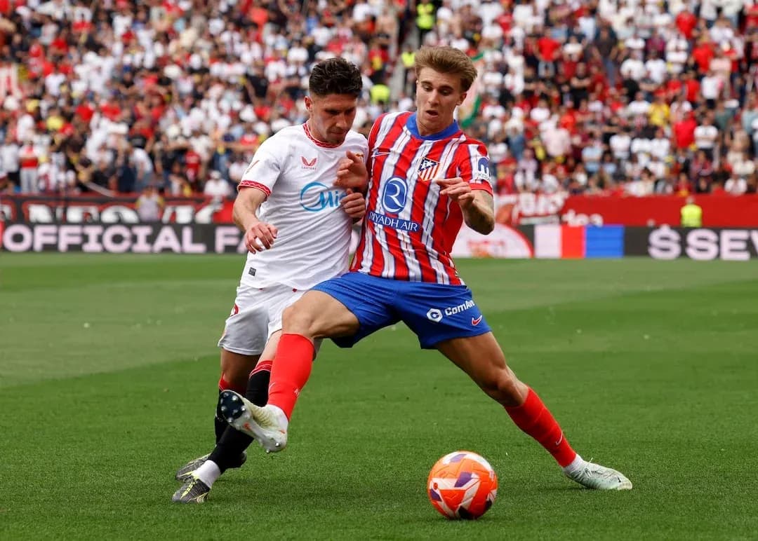 Jugadores de Sevilla y Atlético de Madrid en acción Jugadores de Sevilla y Atlético de Madrid en acción