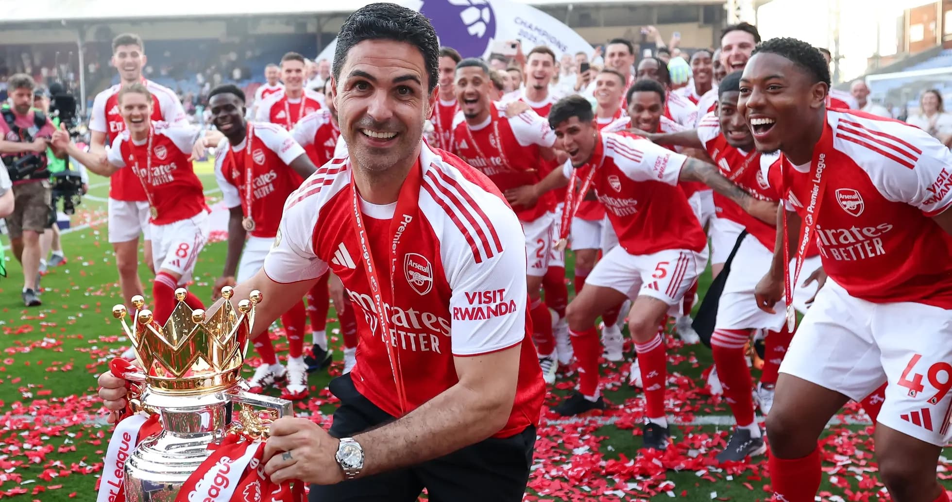 Mikel Arteta celebrando con el trofeo de la Premier League Mikel Arteta celebrando con el trofeo de la Premier League