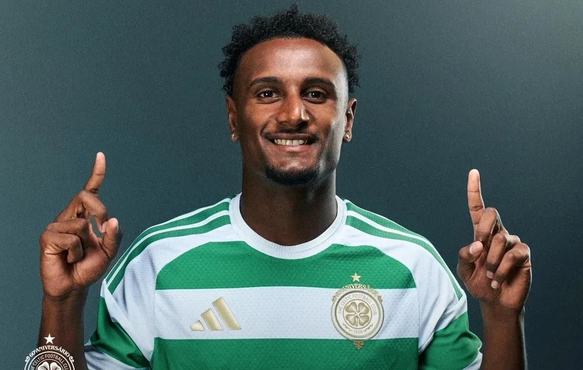 Jugador de fútbol posando con camiseta del Celtic Jugador de fútbol posando con camiseta del Celtic