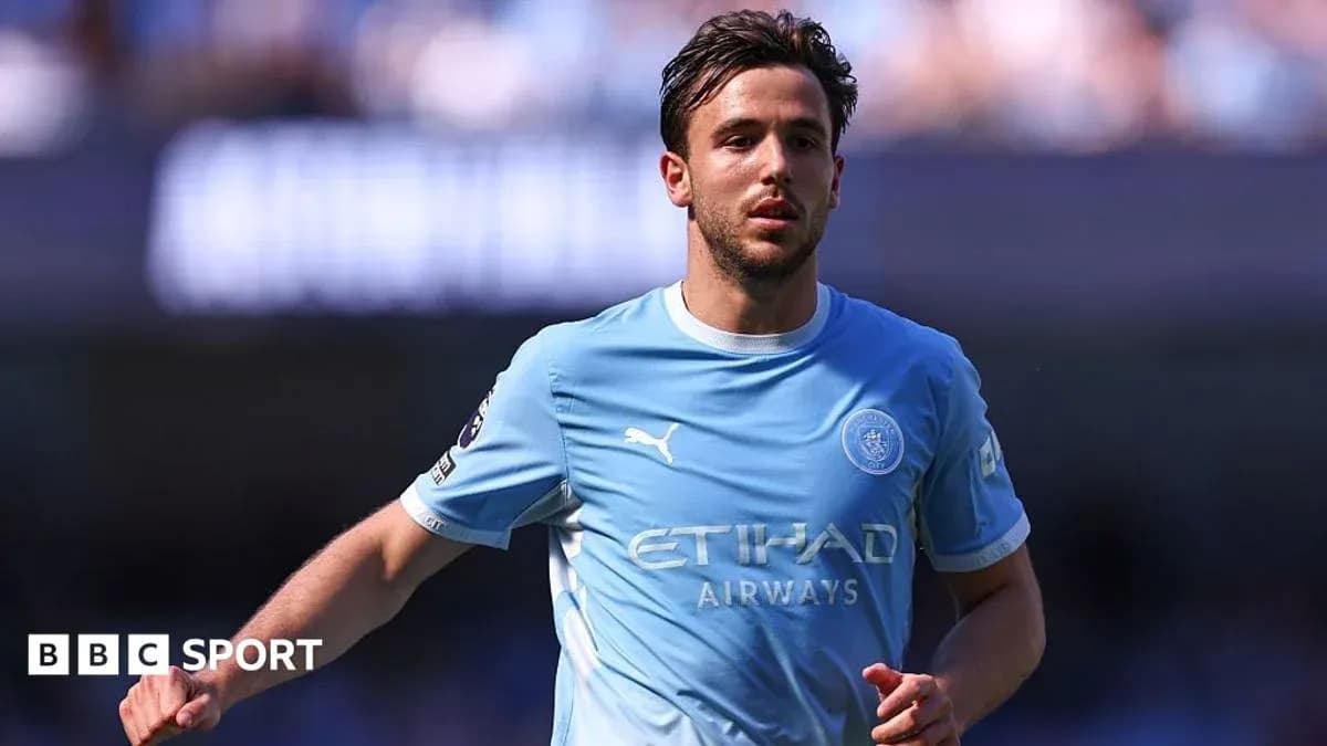 Jugador de Manchester City corriendo en el campo Jugador de Manchester City corriendo en el campo