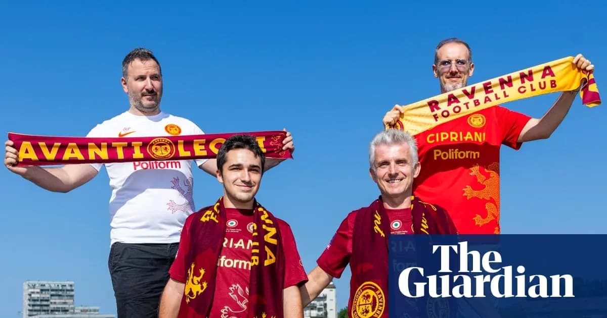 Cuatro aficionados sosteniendo bufandas de Ravenna FC Cuatro aficionados sosteniendo bufandas de Ravenna FC