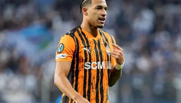Jugador de Shakhtar Donetsk en acción durante el partido Jugador de Shakhtar Donetsk en acción durante el partido