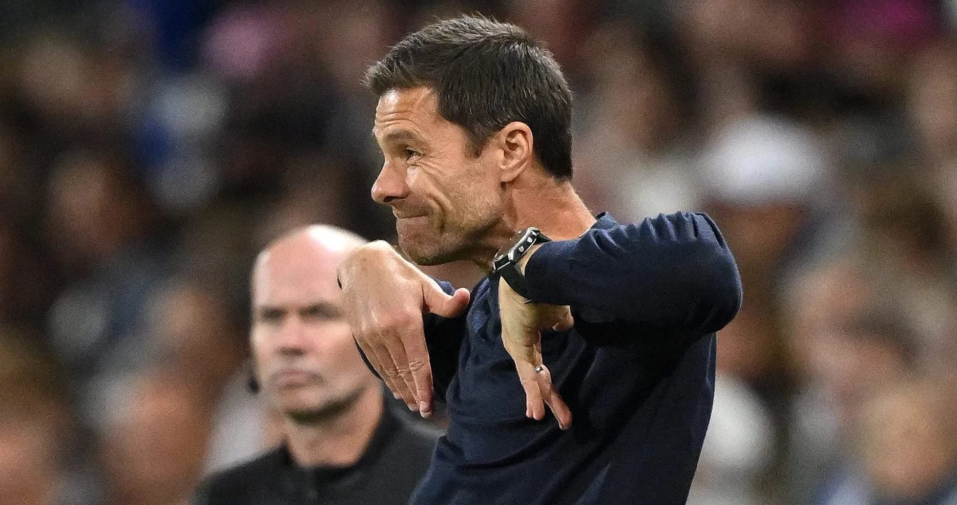 Entrenador gesticulando durante un partido de fútbol Entrenador gesticulando durante un partido de fútbol