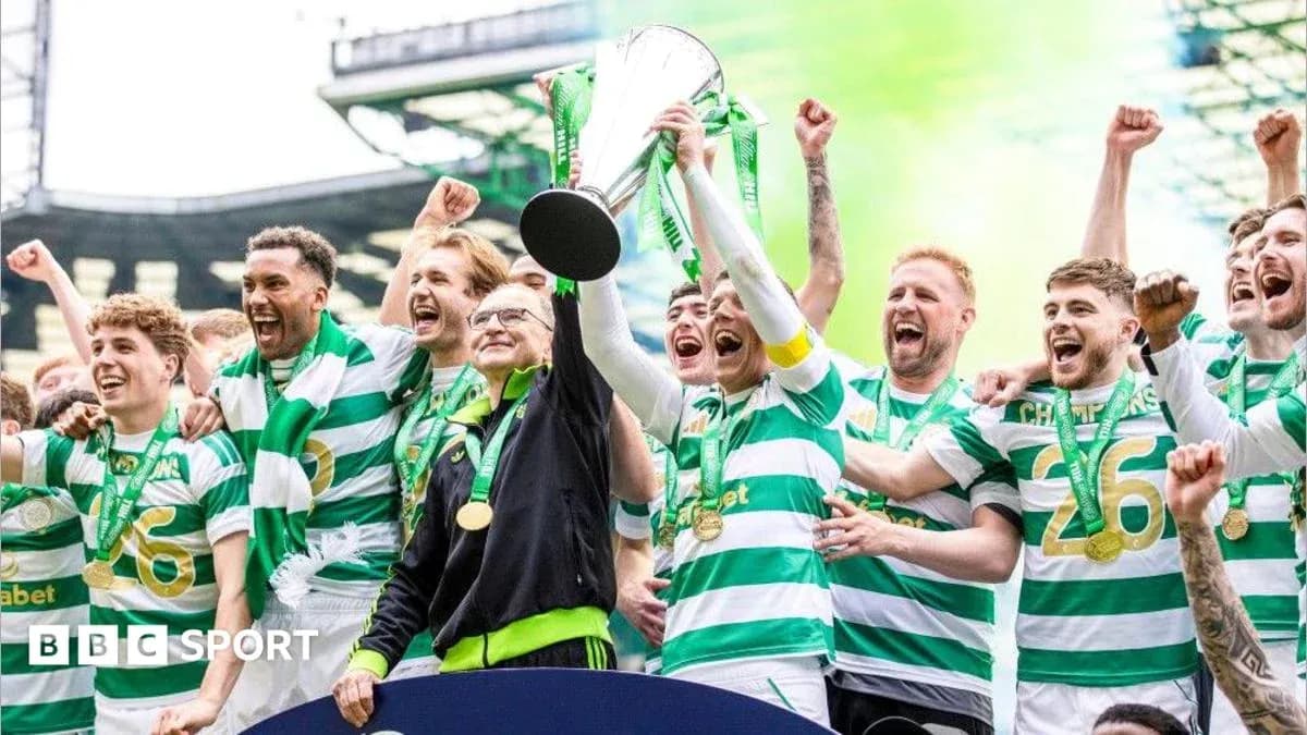 Jugadores de Celtic celebrando con trofeo en el estadio Jugadores de Celtic celebrando con trofeo en el estadio