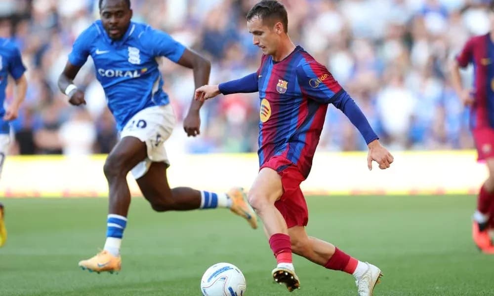 Jugador de Barcelona conduciendo el balón en partido Jugador de Barcelona conduciendo el balón en partido