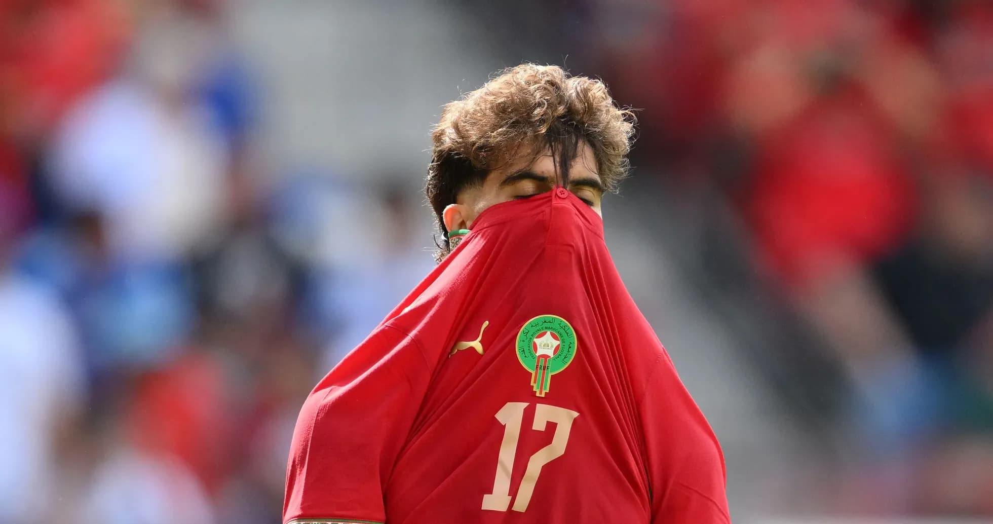 Jugador de Marruecos cubriendo su rostro con camiseta Jugador de Marruecos cubriendo su rostro con camiseta