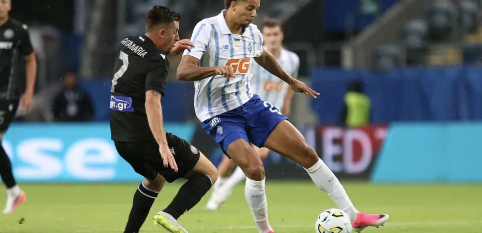 Jugador de Dynamo Kyiv regateando a un oponente Jugador de Dynamo Kyiv regateando a un oponente