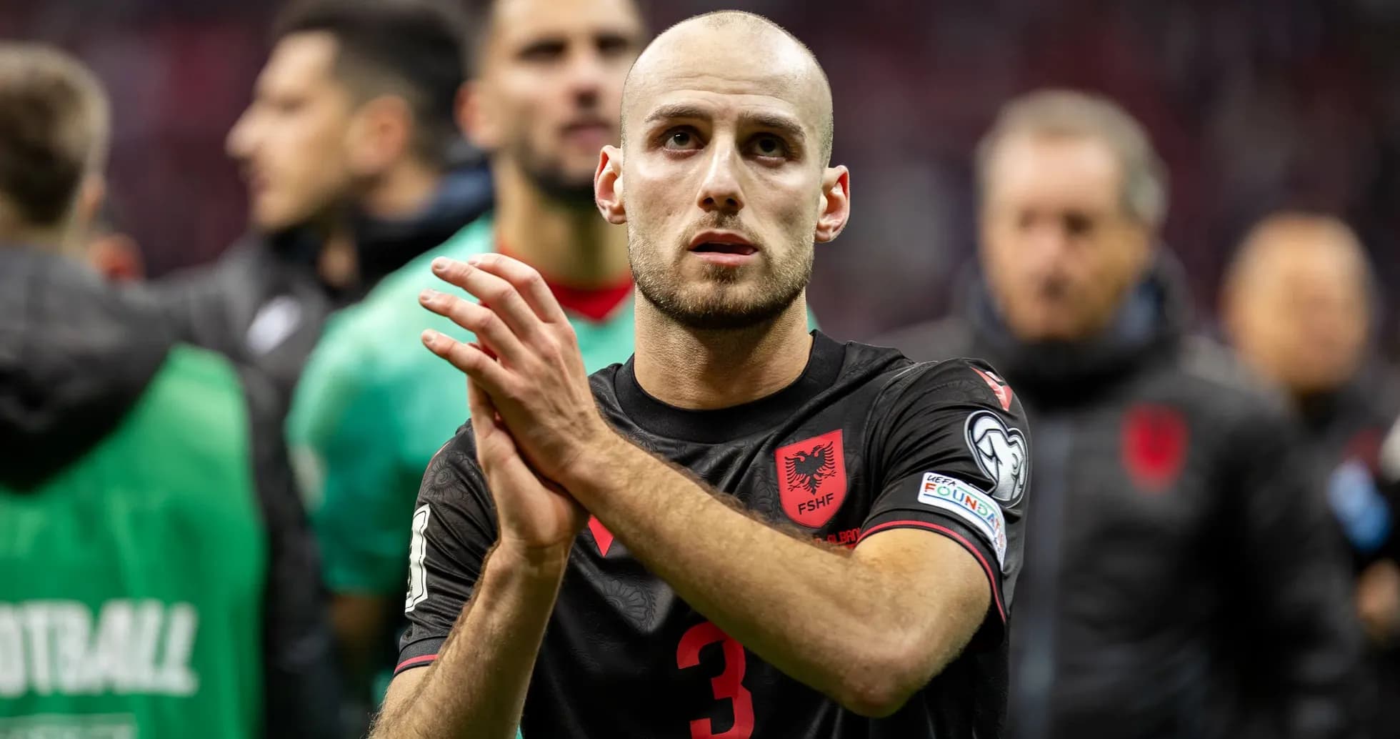Jugador aplaudiendo después del partido de clasificación Jugador aplaudiendo después del partido de clasificación