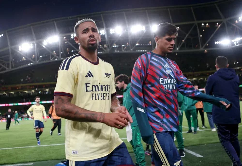 Jugadores de Arsenal saliendo del campo tras el partido Jugadores de Arsenal saliendo del campo tras el partido