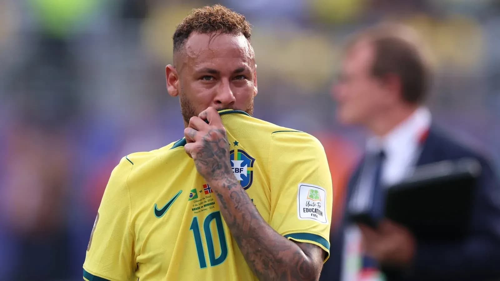 Neymar besando la camiseta de Brasil en el campo Neymar besando la camiseta de Brasil en el campo