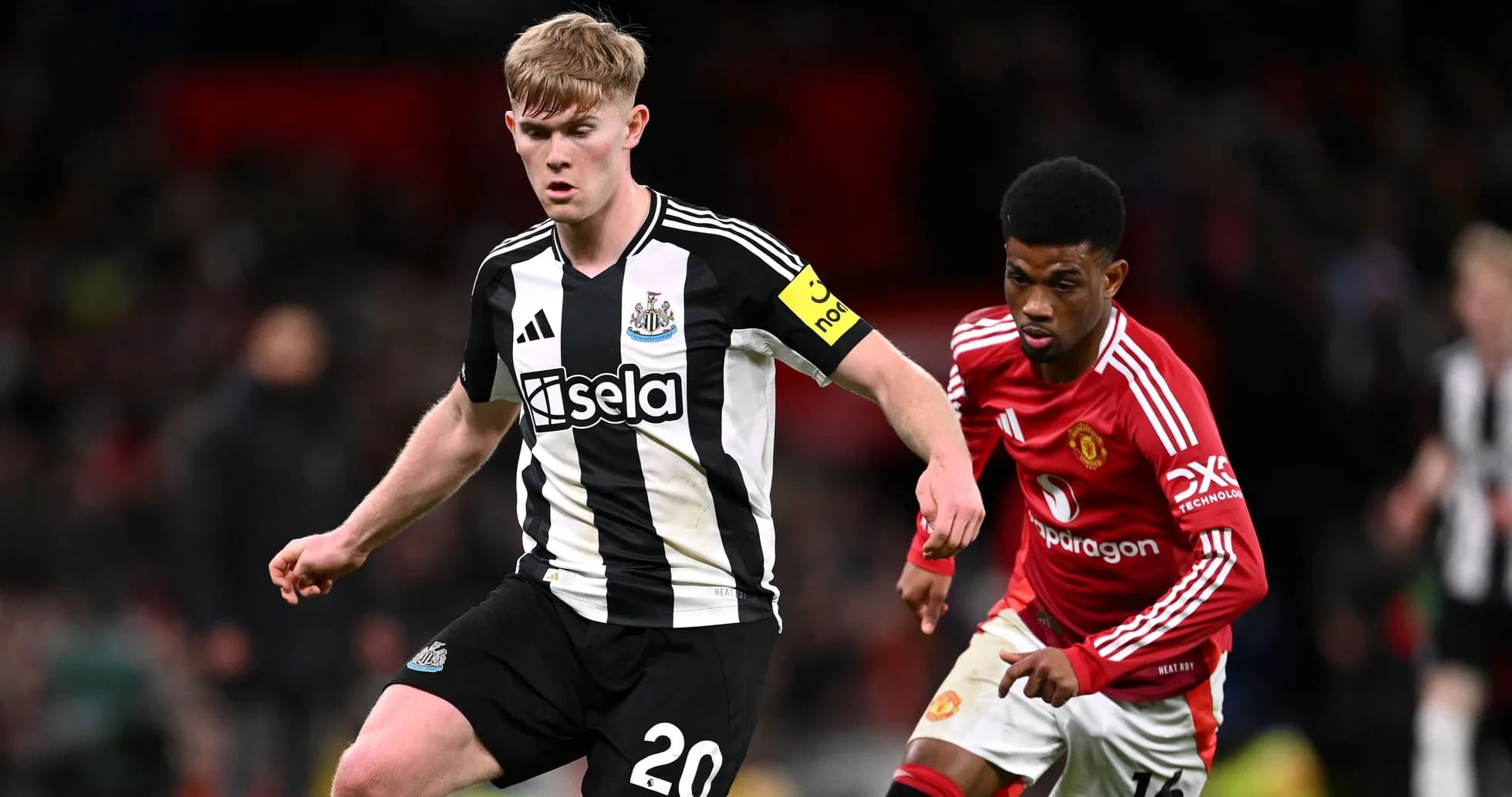 Jugador de Newcastle esquivando a rival de Manchester United Jugador de Newcastle esquivando a rival de Manchester United