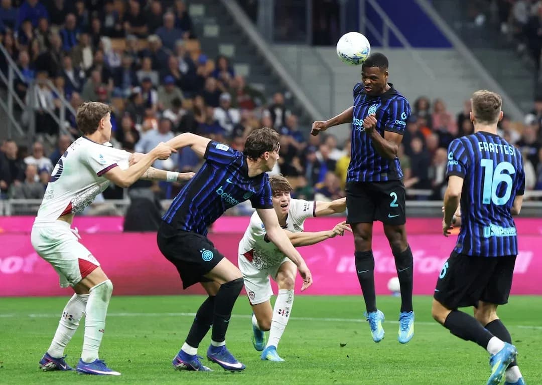Jugador de Inter cabeceando el balón en partido Jugador de Inter cabeceando el balón en partido