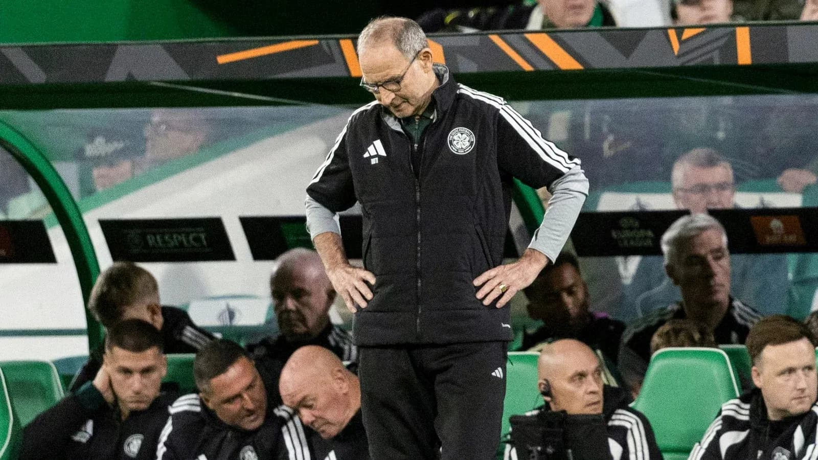 Entrenador mirando hacia abajo en el banquillo Entrenador mirando hacia abajo en el banquillo