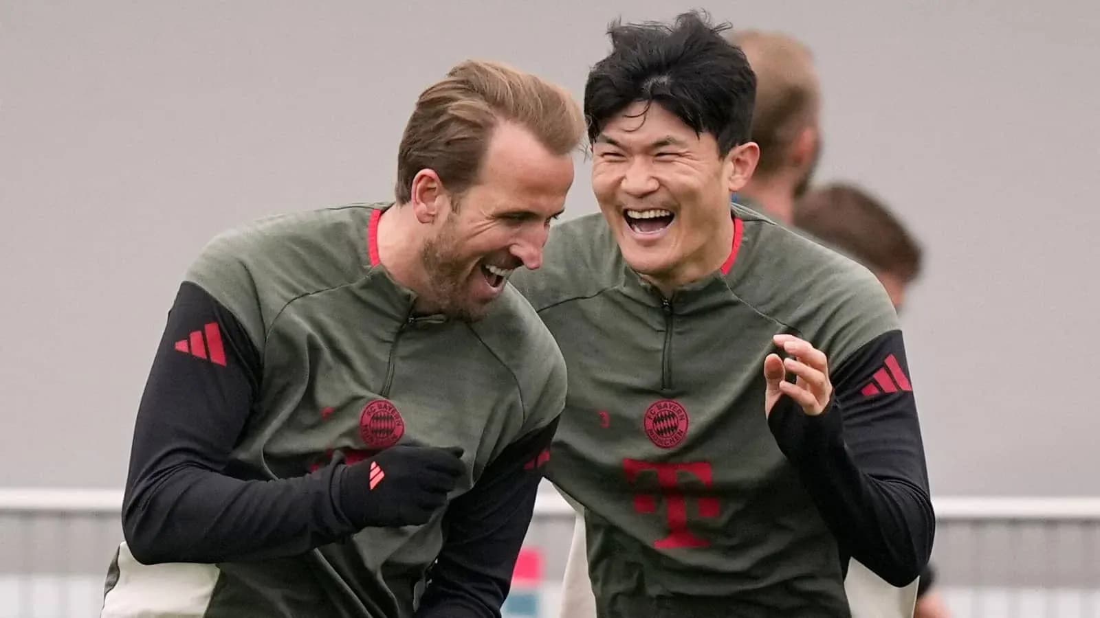 Jugadores de Bayern Munich riendo durante entrenamiento Jugadores de Bayern Munich riendo durante entrenamiento