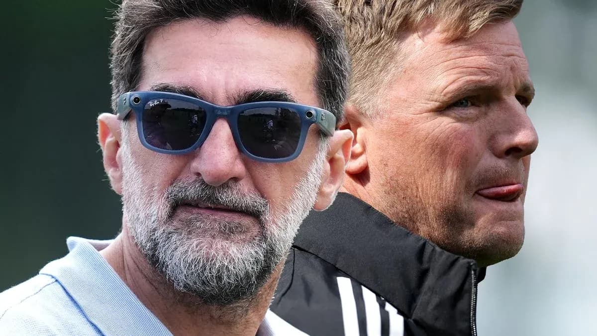 Dos entrenadores en un evento deportivo al aire libre Dos entrenadores en un evento deportivo al aire libre