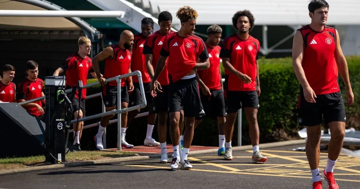 Jugadores de Manchester United saliendo del entrenamiento Jugadores de Manchester United saliendo del entrenamiento