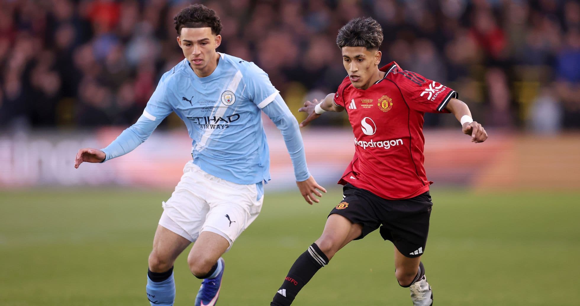 Jugadores de Manchester City y Manchester United en acción Jugadores de Manchester City y Manchester United en acción